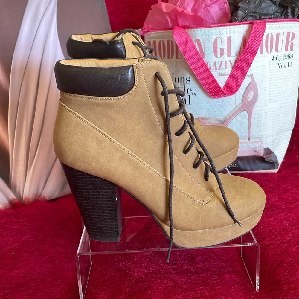 Charlotte Russe Tall Lace Up Combat Chunky Heeled Platform Boots SZ 9 Tan Brown